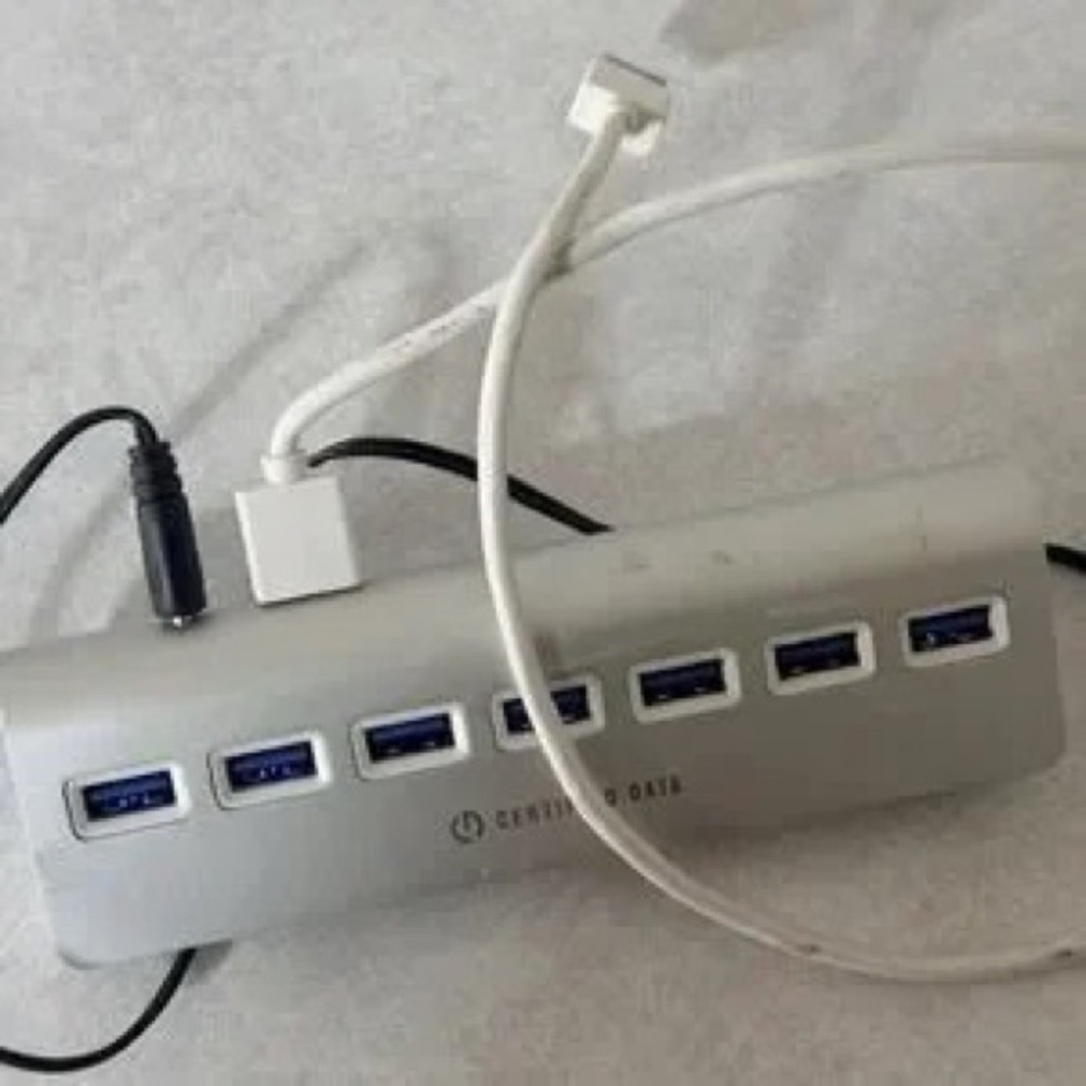 USB 3.0 7-Port Aluminum Hub - Silver - Picture 3 of 3